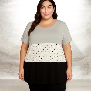 NWT!Women's Gray and Black Polka Dot Top
Size 28 or 5X